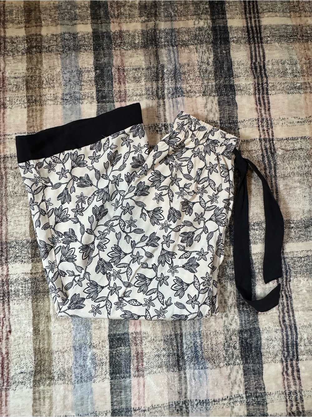 H&M Black & White Floral Paperbag Waist Pants
